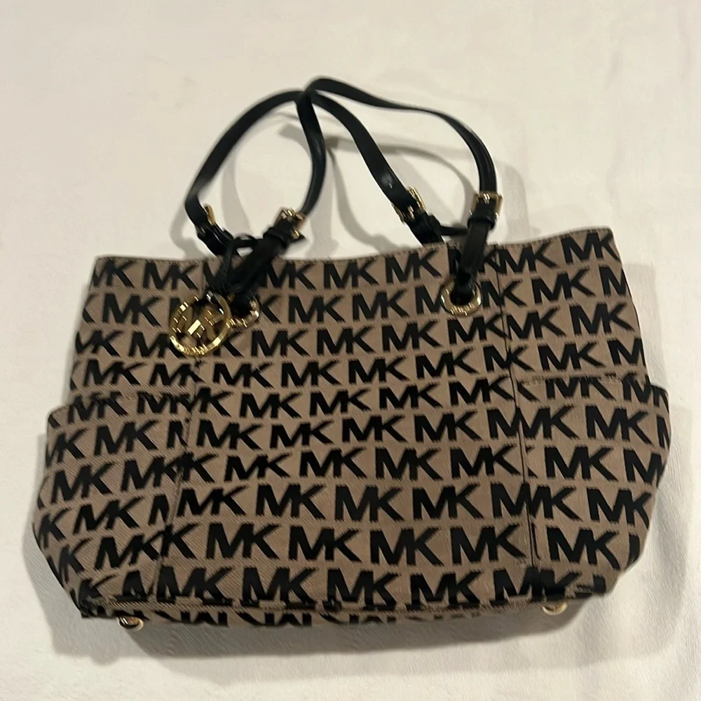 Michael Kors creme/ blk pocket book - Picture 1 of 7